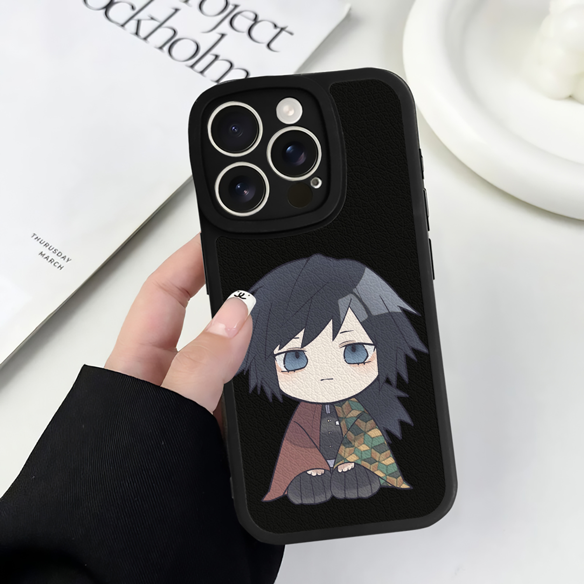 （画像用） 鬼滅の刃（きめつのやいば）水柱-冨岡 義勇／とみおか ぎゆう Tomioka Giyuu 【iPhone 16シリーズ対応】シリコンスマホケース（レザー調） 材質：シリコン